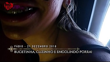 Cristina Almeida no Gloryhole 5 filme 2, o corno do marido filma enquanto &eacute_ humilhado por ela, o f&atilde_ F&aacute_bio entra na cabine, mete na bucetinha e no cuzinho, e depois faz ela engolir todo o leitinho.